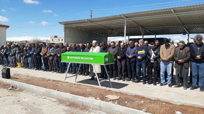 Selde Hayatını Kaybeden Minik Zeynep Annesinin Yanına Defnedildi