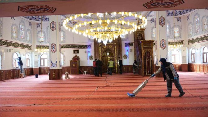 Altıeylül’de Camiler Ramazan’a Hazır