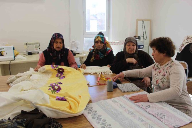 Korkuteli Dikiş Nakış Kursunda Çeyizlik Takımlar Hazırlanıyor