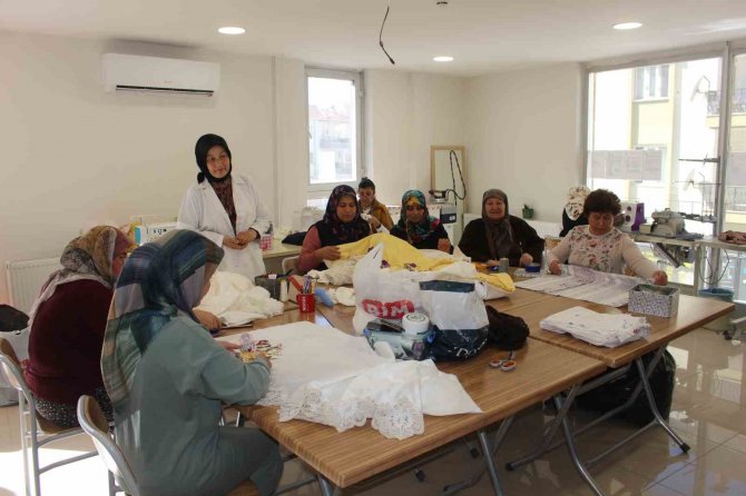 Korkuteli Dikiş Nakış Kursunda Çeyizlik Takımlar Hazırlanıyor
