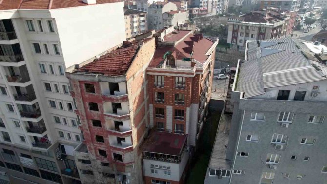 Görüntüsüyle Sosyal Medyaya Konu Olan O Bina Yıkıldı