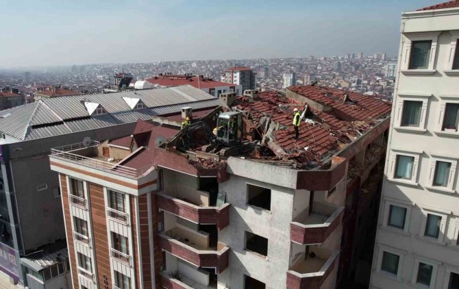 Görüntüsüyle Sosyal Medyaya Konu Olan O Bina Yıkıldı