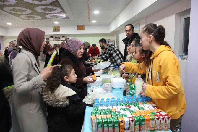 Ahlat’ta Depremzedeler Yararına Hayır Panayırı Kuruldu