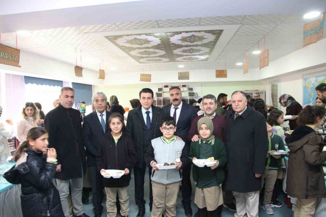 Ahlat’ta Depremzedeler Yararına Hayır Panayırı Kuruldu