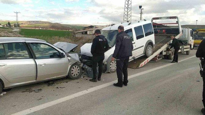 Hafif Ticari Araç İle Otomobil Çarpıştı: 5 Yaralı