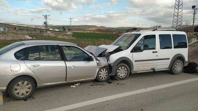 Hafif Ticari Araç İle Otomobil Çarpıştı: 5 Yaralı