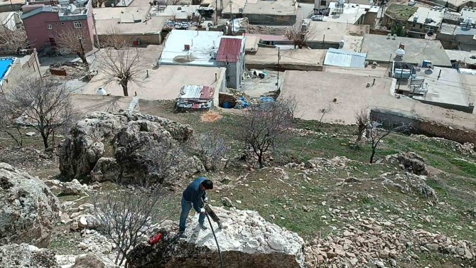 Dicle’de Deprem Sonrası Tehlike Oluşturan Kaya Parçası Kırıldı