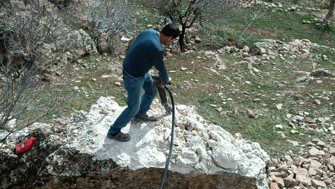 Dicle’de Deprem Sonrası Tehlike Oluşturan Kaya Parçası Kırıldı