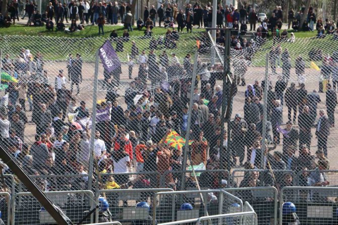 Diyarbakır’da Nevruz Kutlamasında Terör Paçavrası Açıp Slogan Atıldı