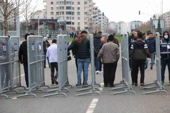 Diyarbakır’da Nevruz Kutlaması Geniş Güvenlik Önlemi İçinde Başladı