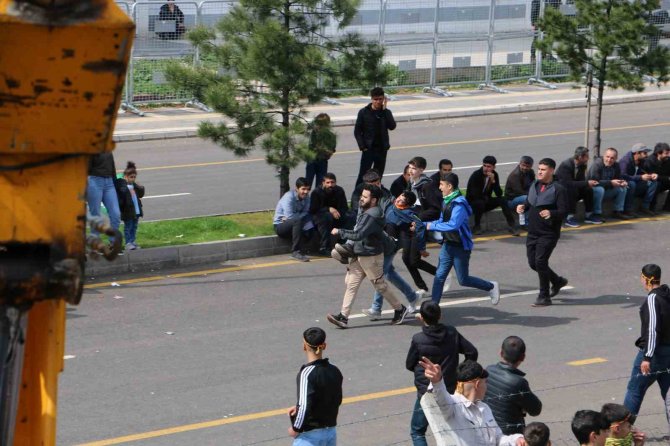 Diyarbakır’da Terör Yandaşları Polise Taş Ve Su Şileleri Fırlattı
