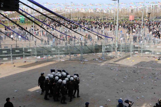 Diyarbakır’da Polise Taş Attığı Tespit Edilen 200’e Yakın Kişi Gözaltına Alındı