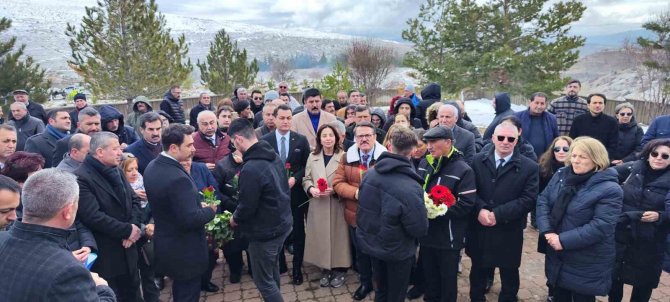 Dünyaca Ünlü Halk Ozanı Mezarı Başında Anıldı