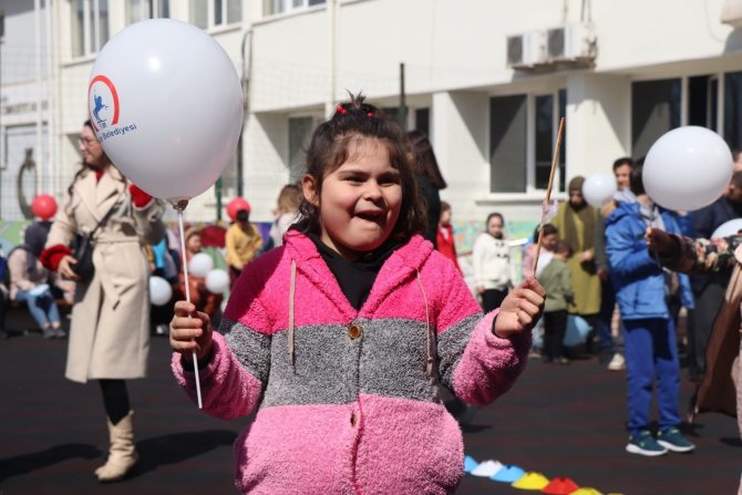 Yüzlerindeki Tebessüm Oldular
