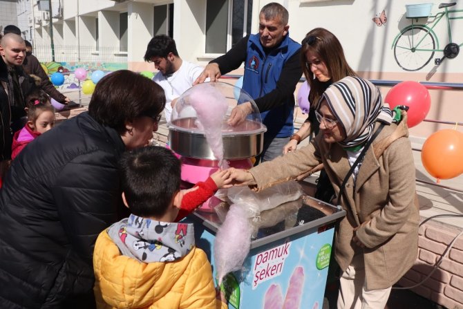 Yüzlerindeki Tebessüm Oldular