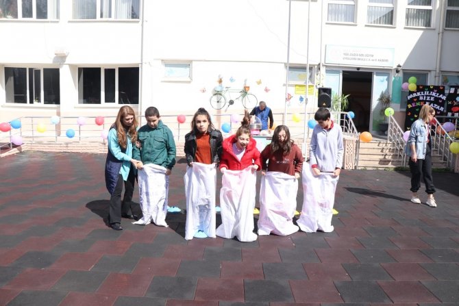 Yüzlerindeki Tebessüm Oldular