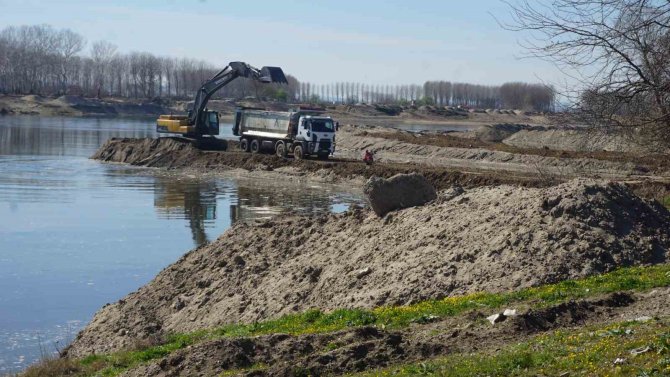 Meriç Nehri Yatağındaki Kum Öbekleri Temizleniyor