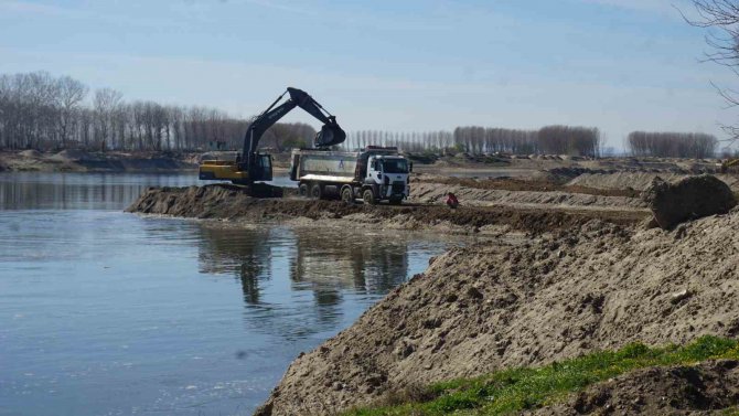 Meriç Nehri Yatağındaki Kum Öbekleri Temizleniyor