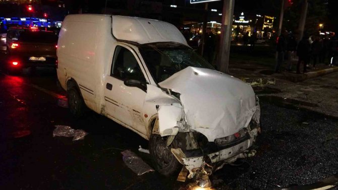 Elazığ’da Hafif Ticari Araç İle Otomobil Çarpıştı: 5 Yaralı