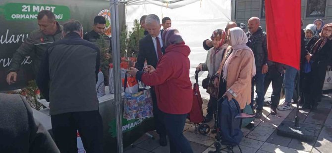 Valilikten Vatandaşlara Fidan Dağıtımı
