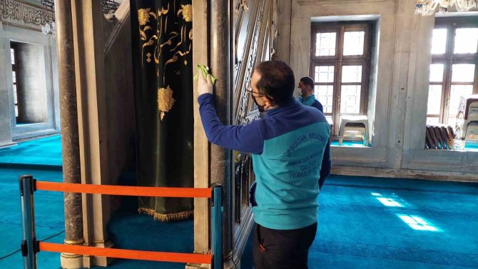 Eyüpsultan Cami Ve Meydanı Gül Suyu İle Yıkandı