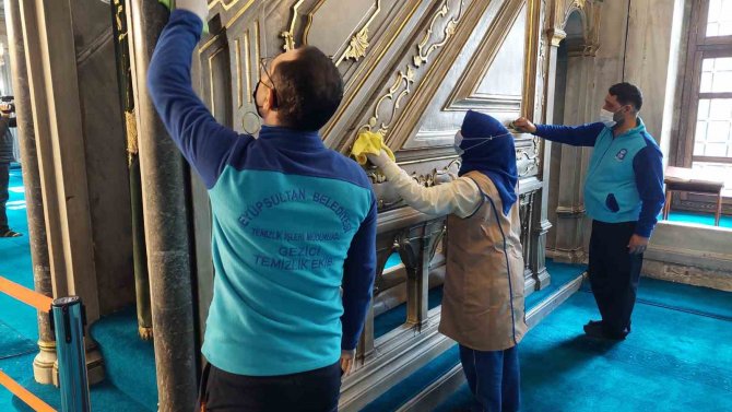 Eyüpsultan Cami Ve Meydanı Gül Suyu İle Yıkandı