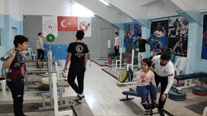 ’En Küçük Şampiyon’ Halterci Kader’in Hedefleri Çok Büyük