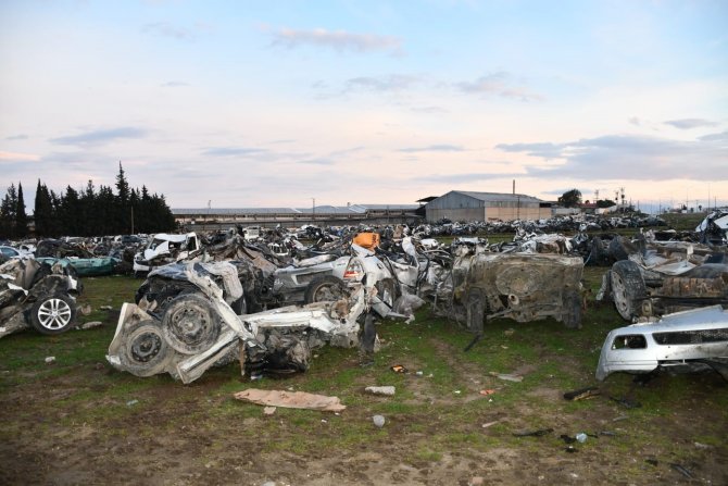 Depremde Enkazda Kalan Araçlar Tanınmaz Hale Geldi
