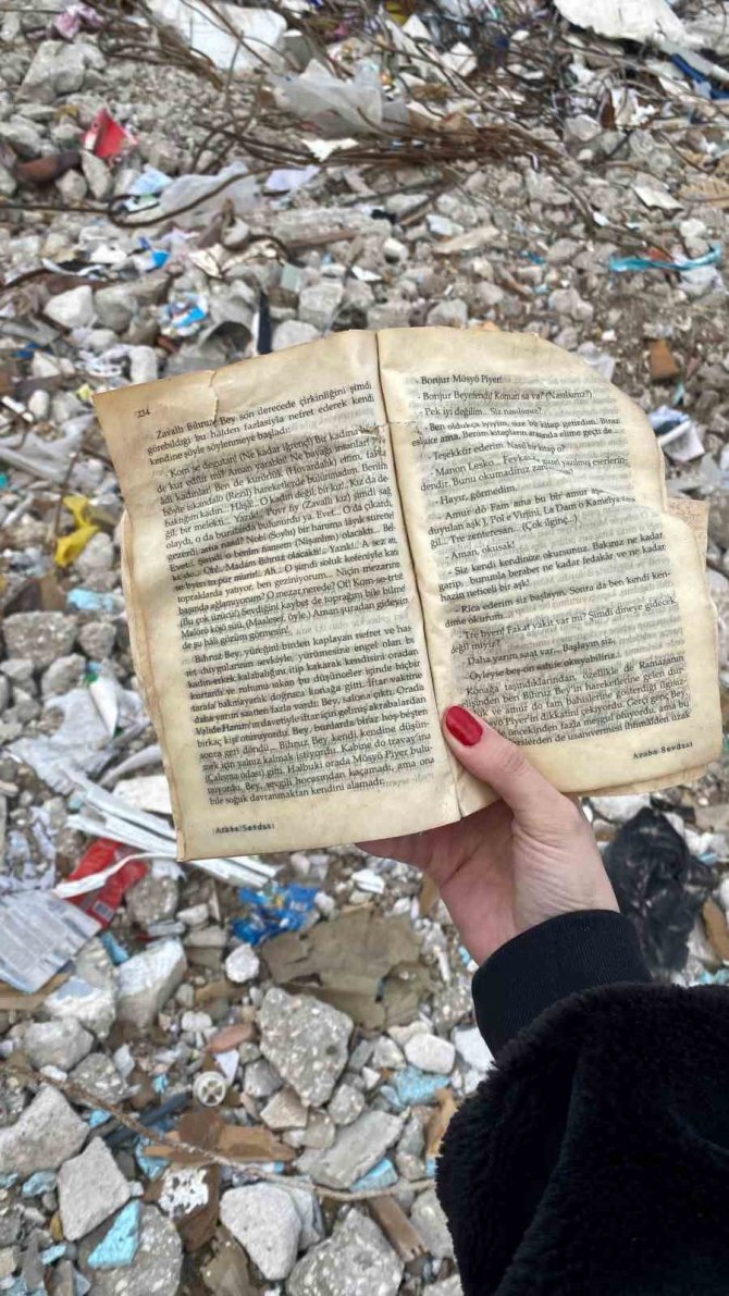 Enkazdan Çıkan Eşyalar Yürekleri Burktu