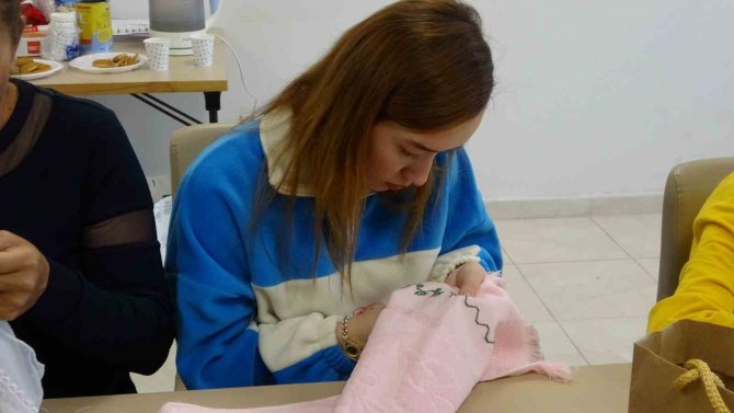 Depremzede Kadınlar El Nakışı İle Depremin İzlerini Siliyor