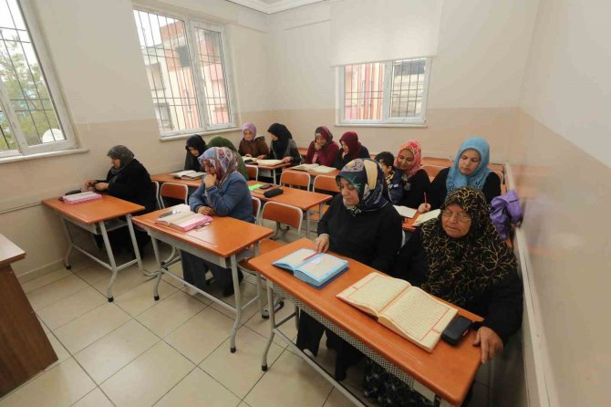 Kadınlara, Depremin Olumsuz Etkilerini Unutturan Kurslar