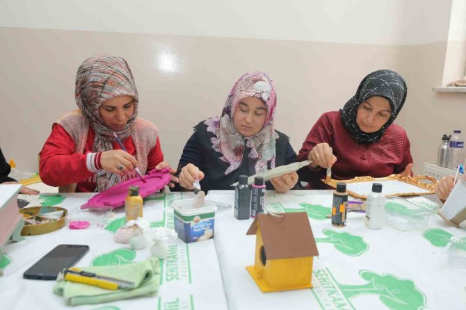Kadınlara, Depremin Olumsuz Etkilerini Unutturan Kurslar
