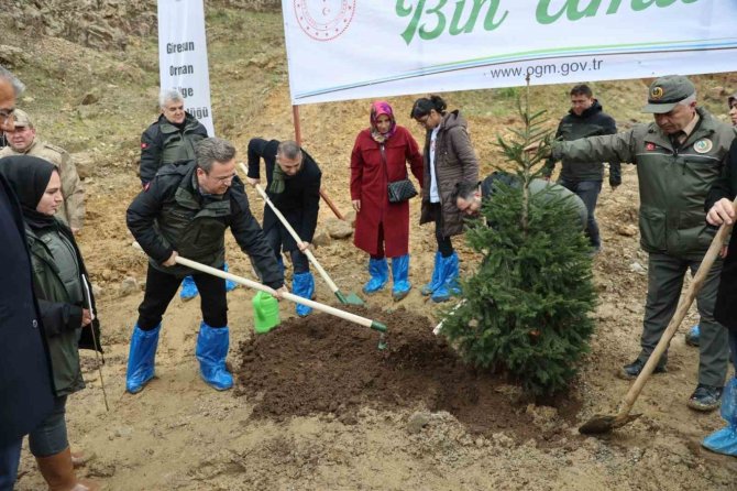 Depremden Etkilenen İlleri Temsilen 2 Bin 800 Adet Fidan Toprakla Buluştu