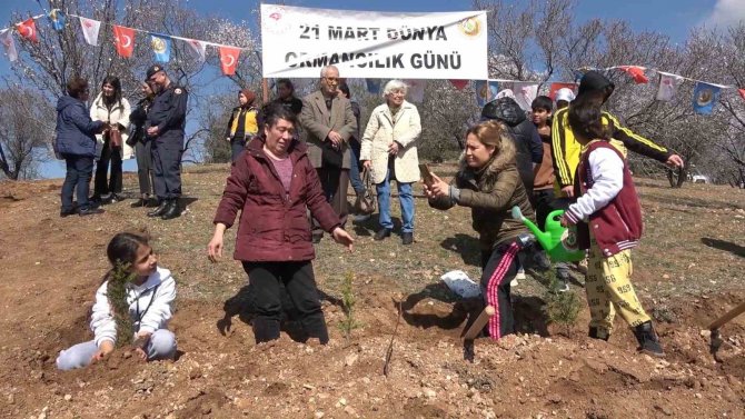 Depremde Kız Kardeşini Ve Akrabalarını Kaybetti: Onlar İçin Diktiği Fidanı Gözyaşıyla Suladı