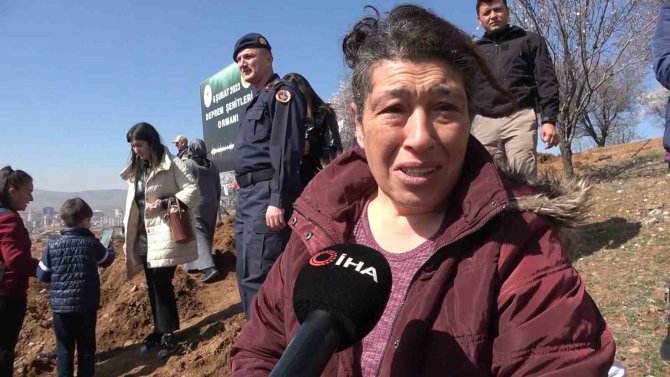 Depremde Kız Kardeşini Ve Akrabalarını Kaybetti: Onlar İçin Diktiği Fidanı Gözyaşıyla Suladı