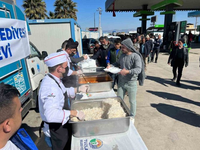 Tuzla Belediyesi Hatay’ın Kırıkhan İlçesinde İftar Sofrası Kuruyor