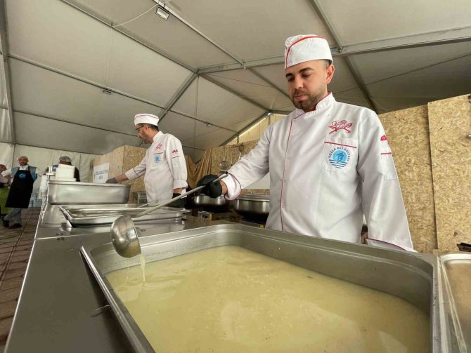 Tuzla Belediyesi Hatay’ın Kırıkhan İlçesinde İftar Sofrası Kuruyor