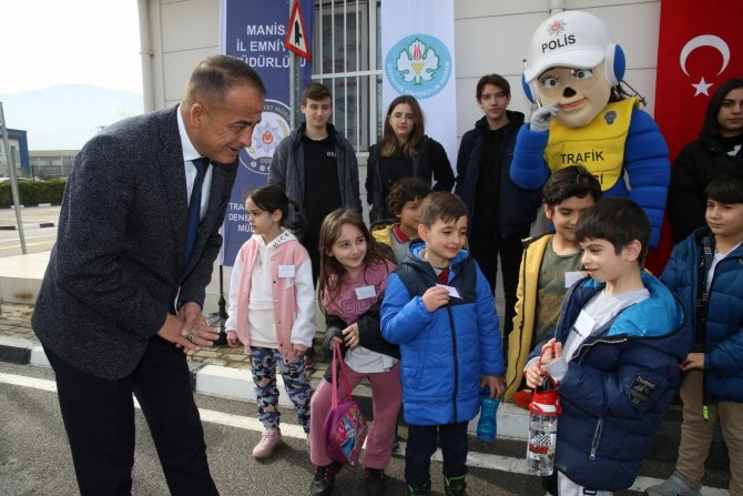 Manisa’daki Depremzede Çocuklar Trafik Kurallarını Eğlenerek Öğrendi