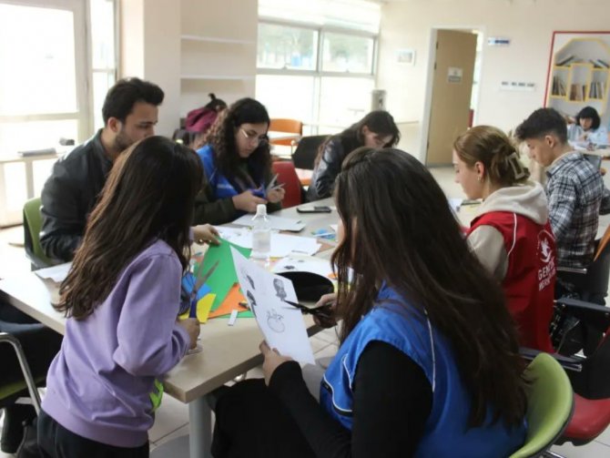 Karaman’da Depremzede Çocuklar Gençlik Merkezinde Moral Buluyor