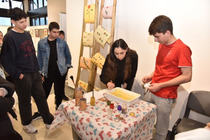 Sergiyi Gezen Öğrenciler Ebru Sanatına Hayran Kaldı