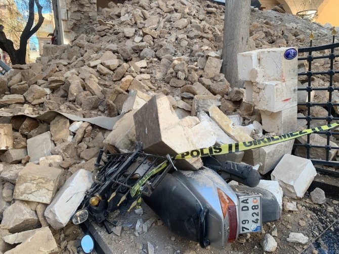 Kilis’te Ağır Hasarlı Tarihi Caminin Duvarı Çöktü