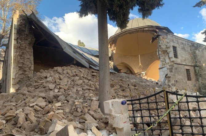 Kilis’te Ağır Hasarlı Tarihi Caminin Duvarı Çöktü