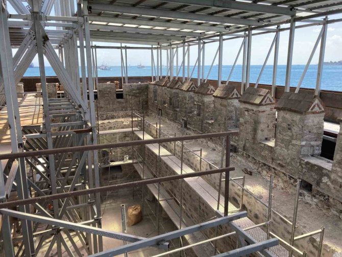 Kız Kulesi’nin Restorasyon Öncesi Fotoğraflarında, Betonda Deniz Kumu Ve Midye Kabuğu Ortaya Çıktı