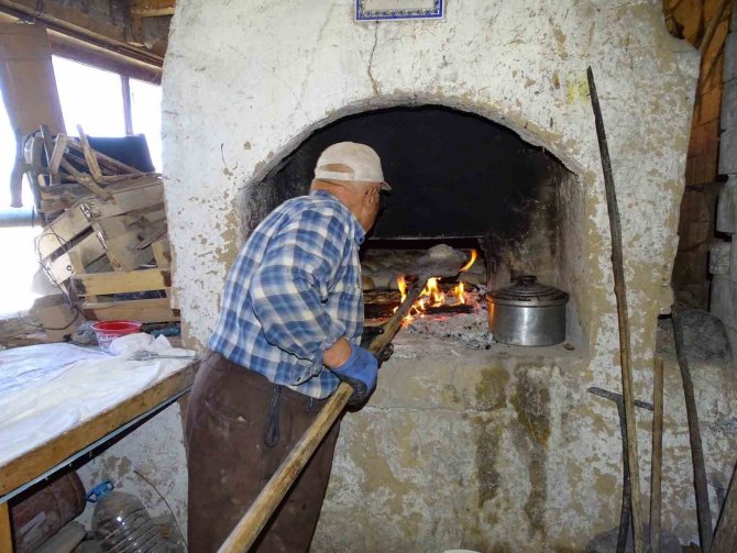 Köy Ekmeğinden Vazgeçemiyorlar