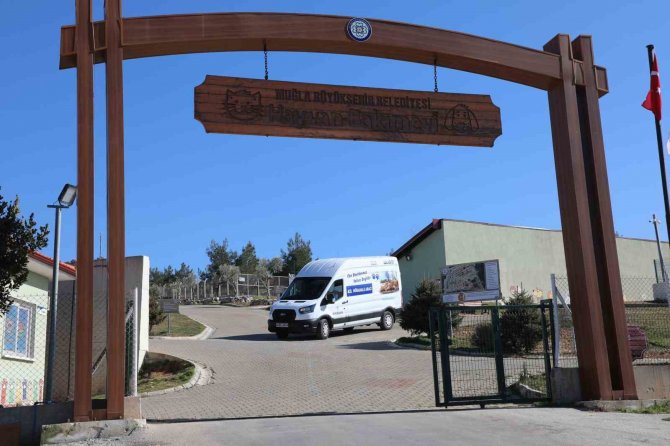 Büyükşehir Acil Müdahale Aracı İle Depremzede Candostların Yanında