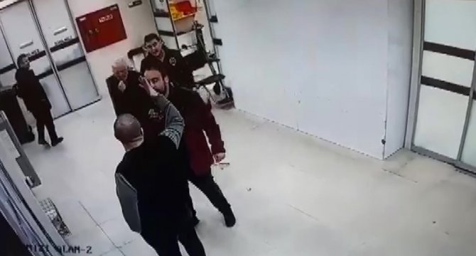 Pendik’te Hastanede Kendilerini Kırmızı Alana Sokmayan Güvenlikçiyi Darbettiler