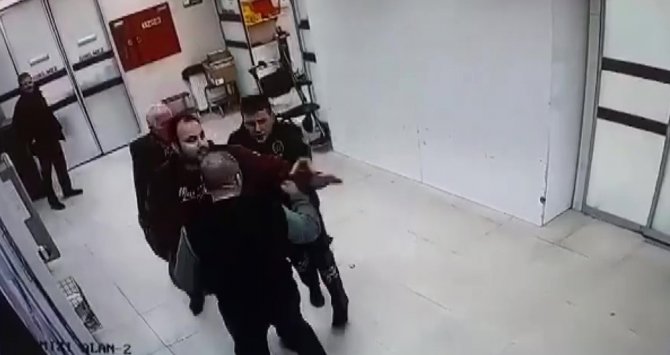 Pendik’te Hastanede Kendilerini Kırmızı Alana Sokmayan Güvenlikçiyi Darbettiler