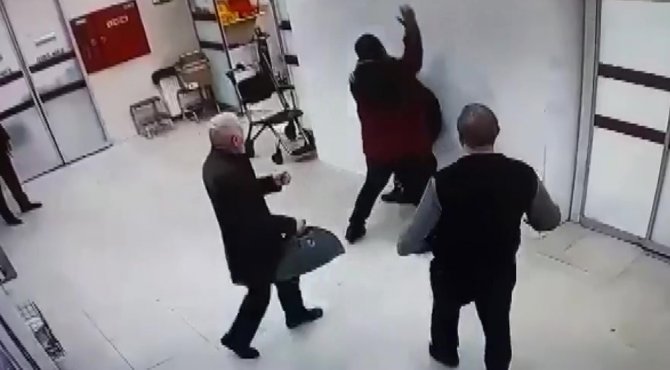 Pendik’te Hastanede Kendilerini Kırmızı Alana Sokmayan Güvenlikçiyi Darbettiler
