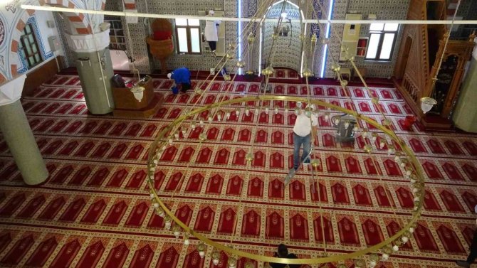 Ramazan Ayı Öncesi Kartal’da İbadethaneler Temizleniyor