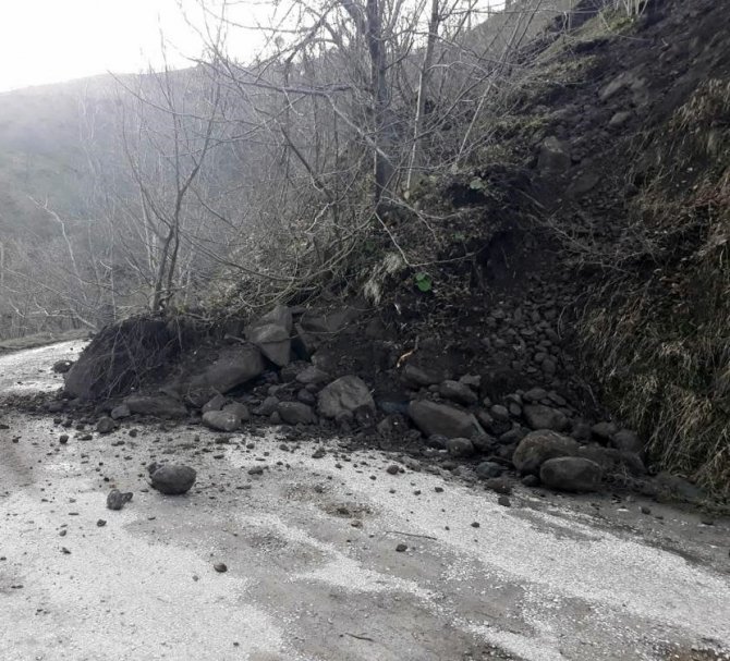Heyelan Mahalle Yolunu Kapattı